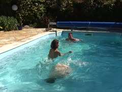 Rothaariges Girl und Ebony in Ficktrio am Pool