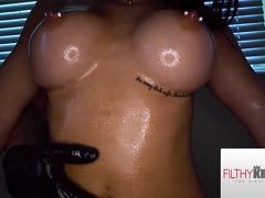 Ölmassage und Fick für Alessia Luna mit Piercingitten