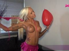 Sie hat einen Luftballon Fetisch 