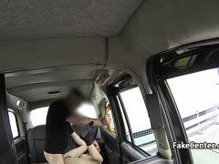 Im Taxi bläst das Luder und wird anal gefickt